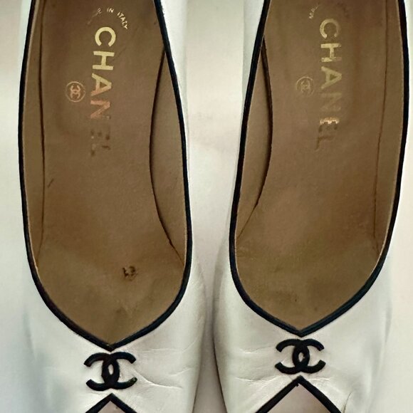 SOLD - Chanel White and Black lining Shoes US Size 8 (38) - Picture 3 of 9